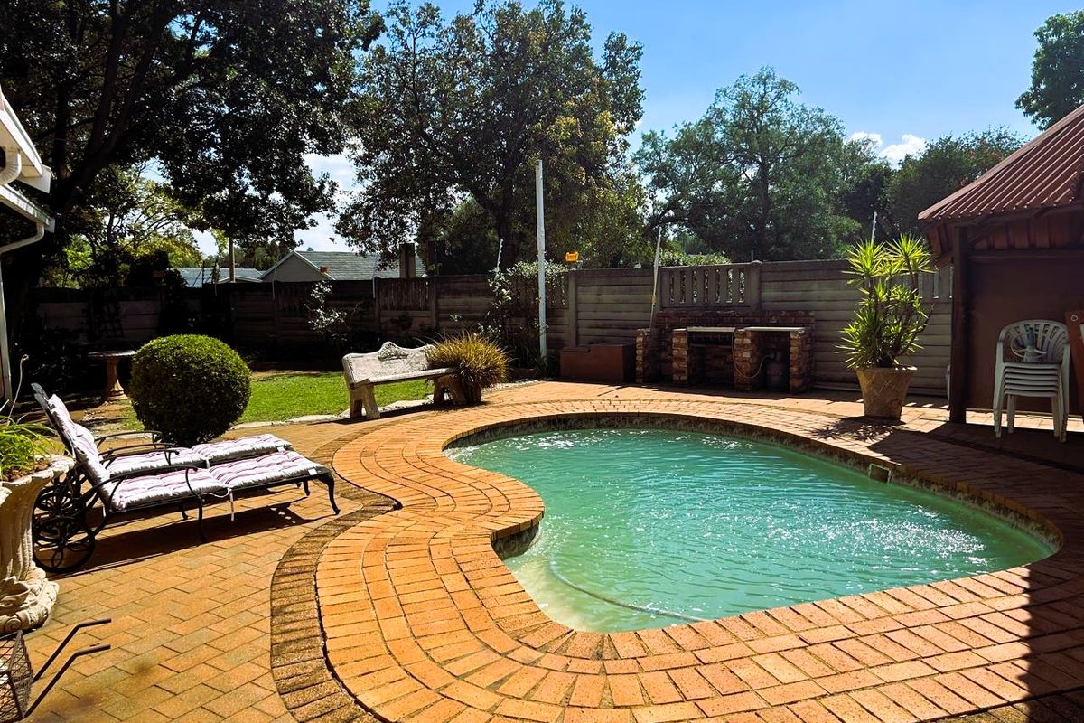 Modern Family Masterpiece with Entertainer’s Dream & Spacious Bachelor’s Flat - Photo 2