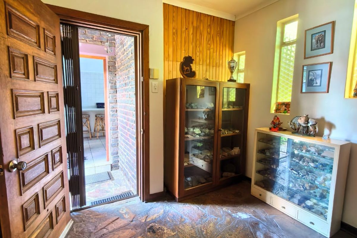 Low maintenance facebrick house for sale in Vaalpark, ideal for the extended family or to generate e - Photo 4