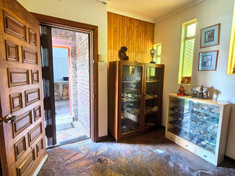 Low maintenance facebrick house for sale in Vaalpark, ideal for the extended family or to generate e - Photo 4