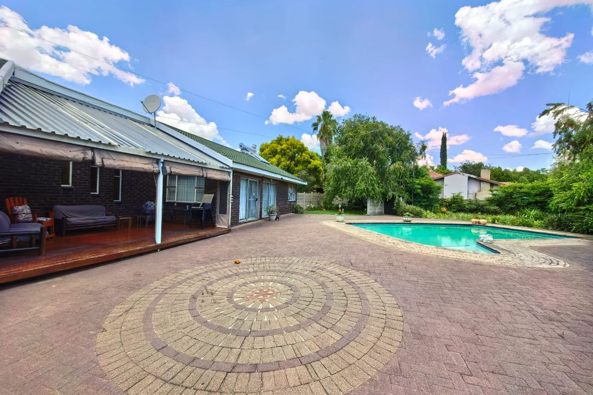 Low maintenance facebrick house for sale in Vaalpark, ideal for the extended family or to generate e - Photo 2