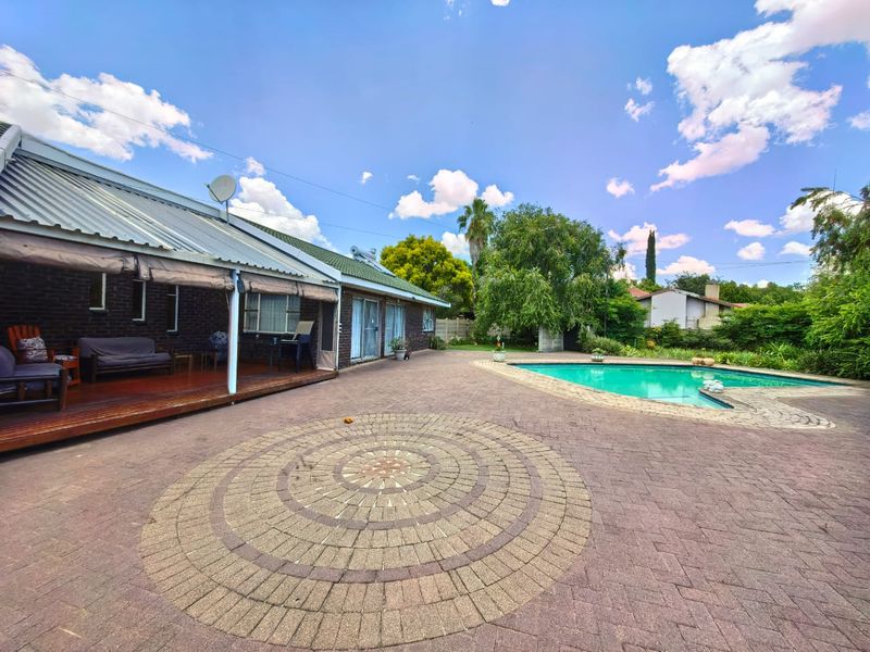 Low maintenance facebrick house for sale in Vaalpark, ideal for the extended family or to generate e - Photo 2