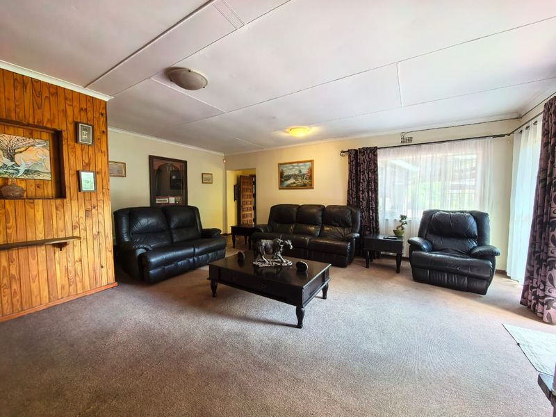 Low maintenance facebrick house for sale in Vaalpark, ideal for the extended family or to generate e - Photo 10