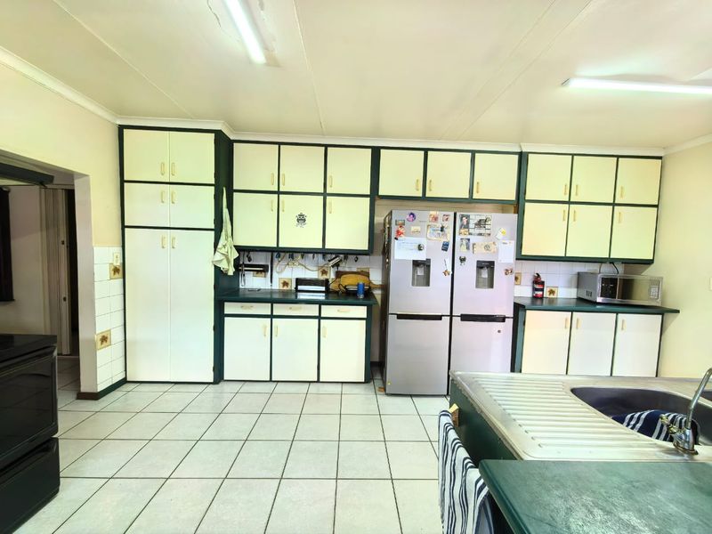 Low maintenance facebrick house for sale in Vaalpark, ideal for the extended family or to generate e - Photo 9