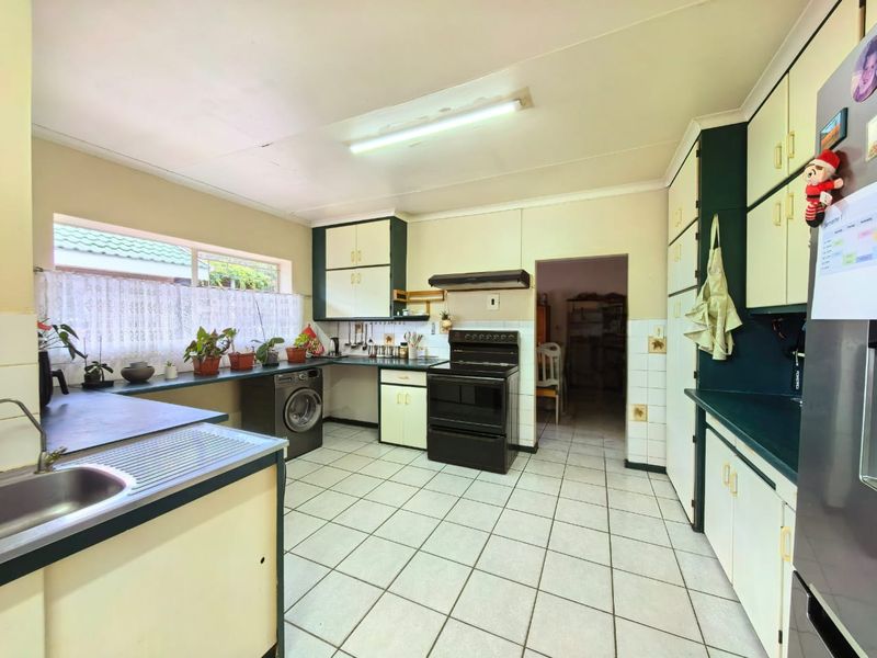 Low maintenance facebrick house for sale in Vaalpark, ideal for the extended family or to generate e - Photo 8