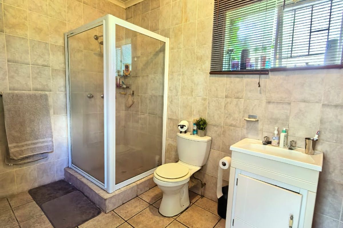 Low maintenance facebrick house for sale in Vaalpark, ideal for the extended family or to generate e - Photo 3