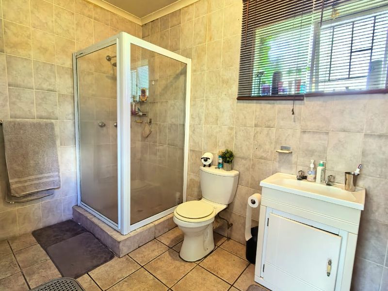 Low maintenance facebrick house for sale in Vaalpark, ideal for the extended family or to generate e - Photo 3