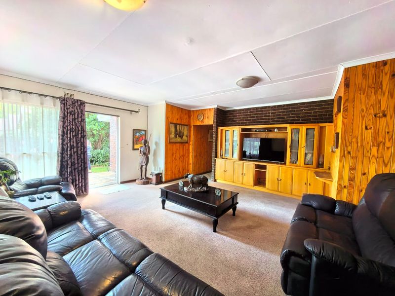 Low maintenance facebrick house for sale in Vaalpark, ideal for the extended family or to generate e - Photo 7