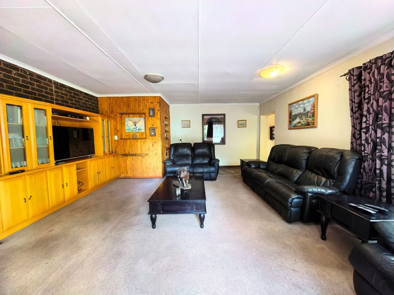 Low maintenance facebrick house for sale in Vaalpark, ideal for the extended family or to generate e - Photo 6