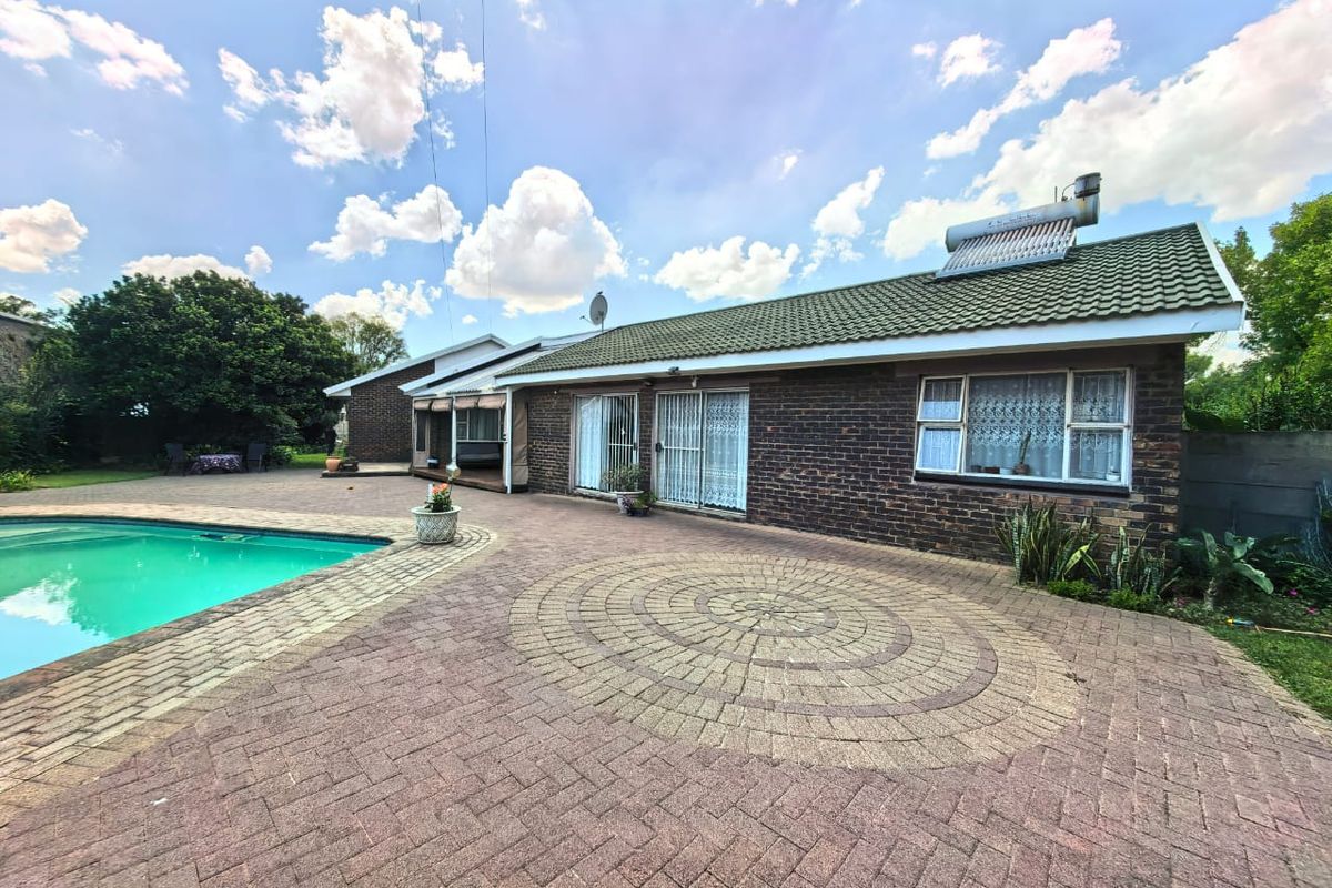Low maintenance facebrick house for sale in Vaalpark, ideal for the extended family or to generate e - Photo 5