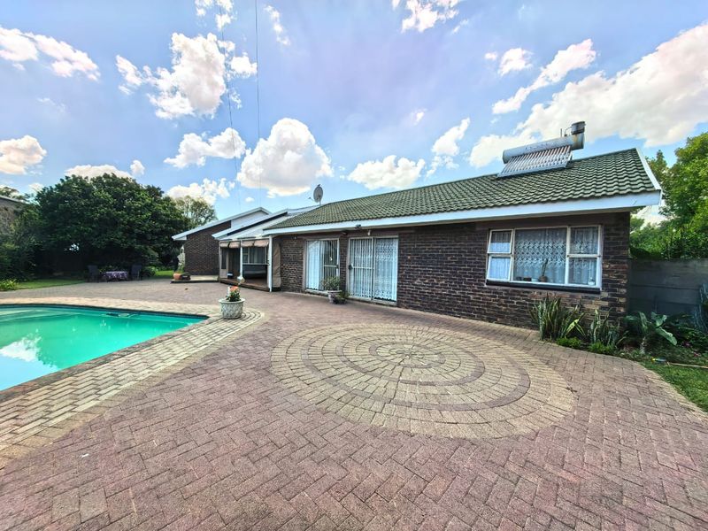 Low maintenance facebrick house for sale in Vaalpark, ideal for the extended family or to generate e - Photo 5
