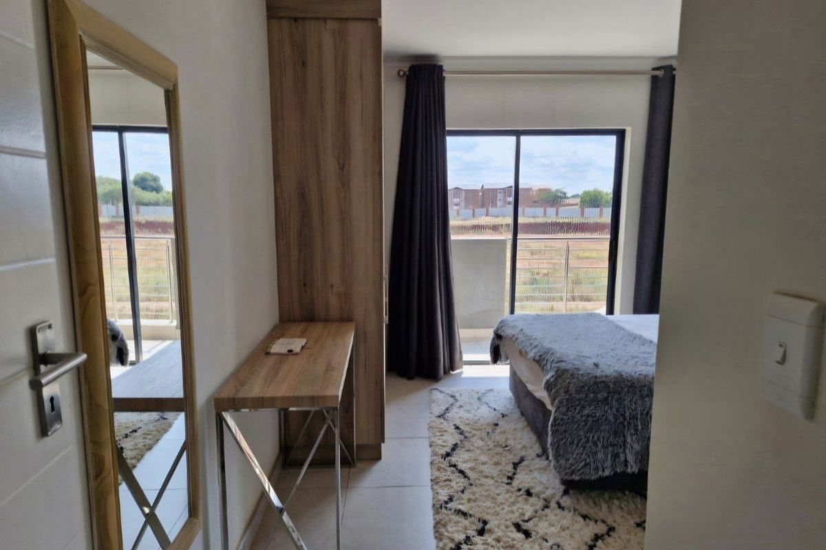 Travel Smart, Live Stylish – Minutes from OR Tambo - Photo 4