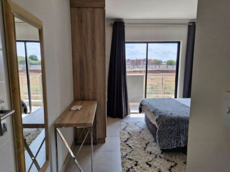 Travel Smart, Live Stylish – Minutes from OR Tambo - Photo 4