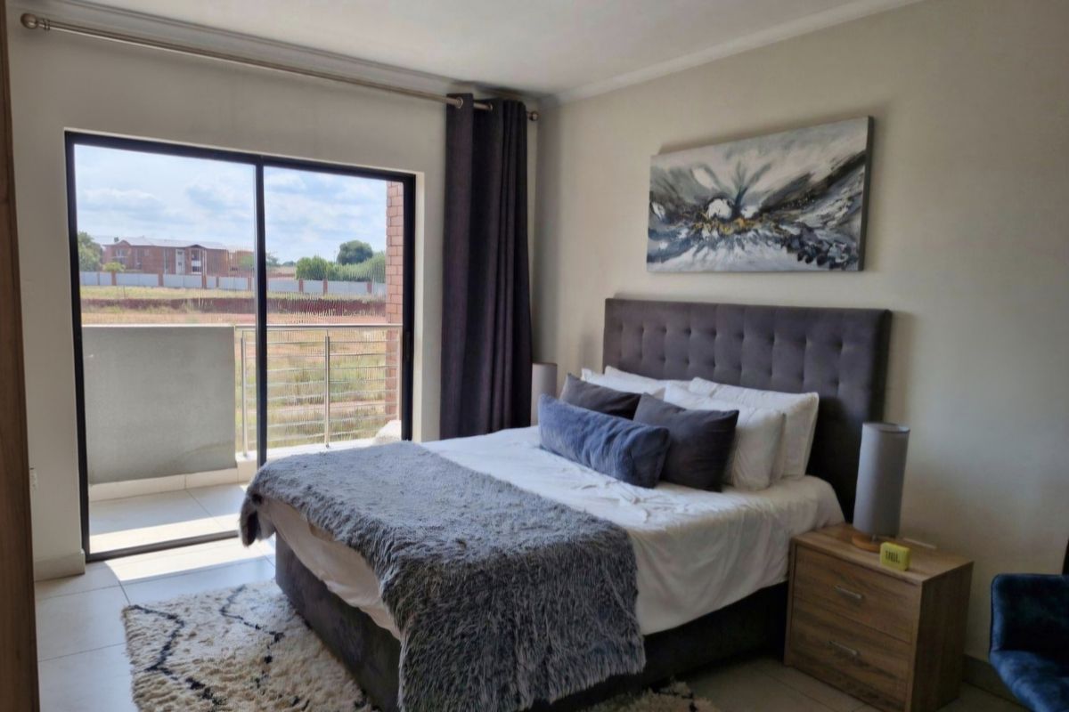 Travel Smart, Live Stylish – Minutes from OR Tambo - Photo 2