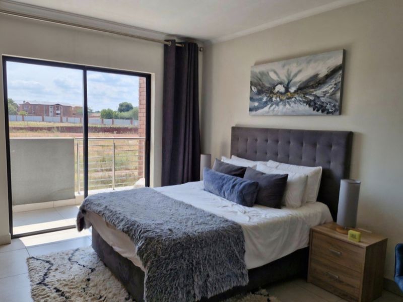 Travel Smart, Live Stylish – Minutes from OR Tambo - Photo 2