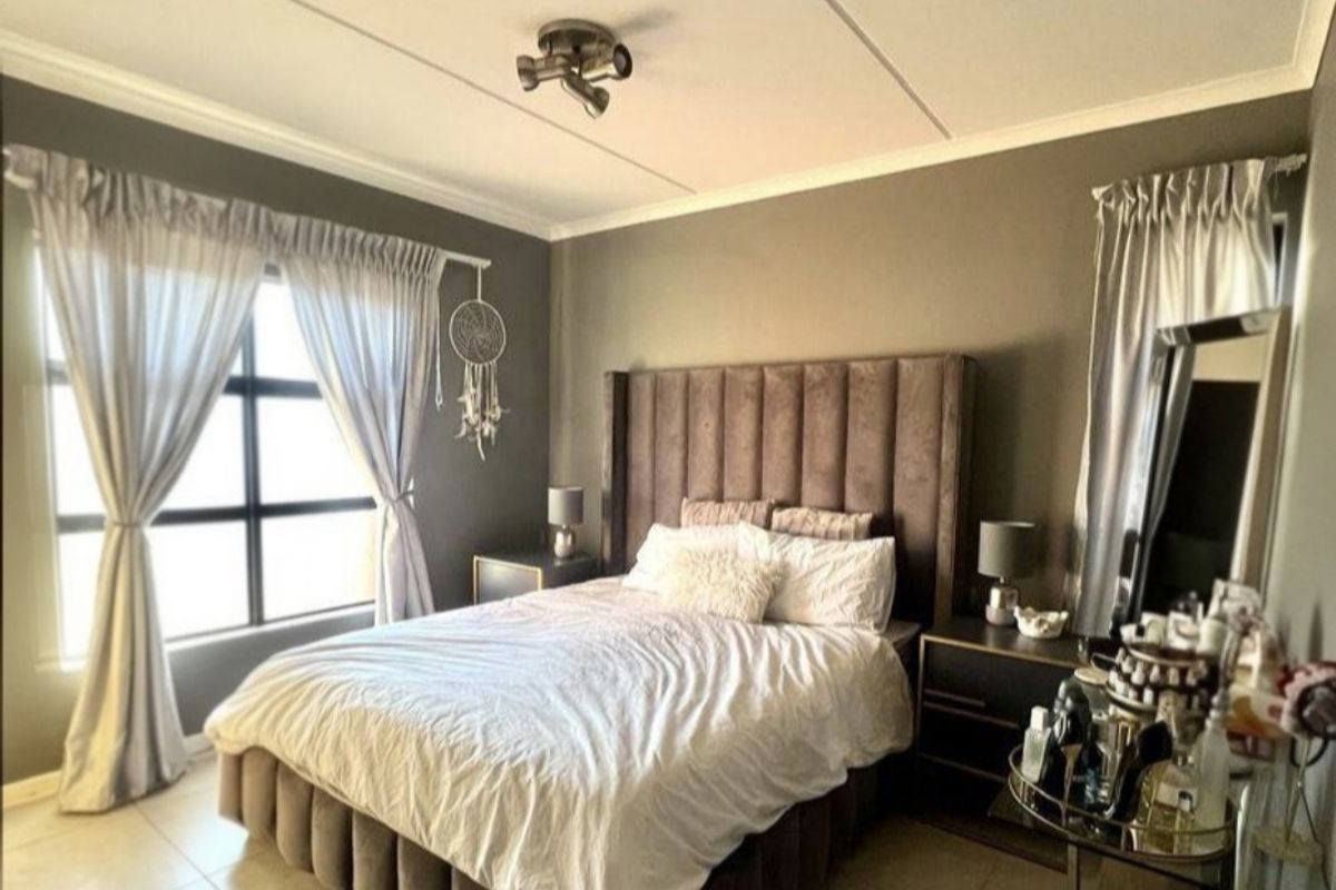 Travel Smart, Live Stylish – Minutes from OR Tambo - Photo 3