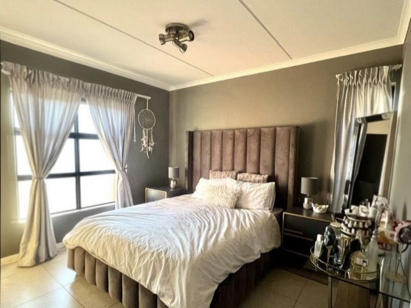 Travel Smart, Live Stylish – Minutes from OR Tambo - Photo 3