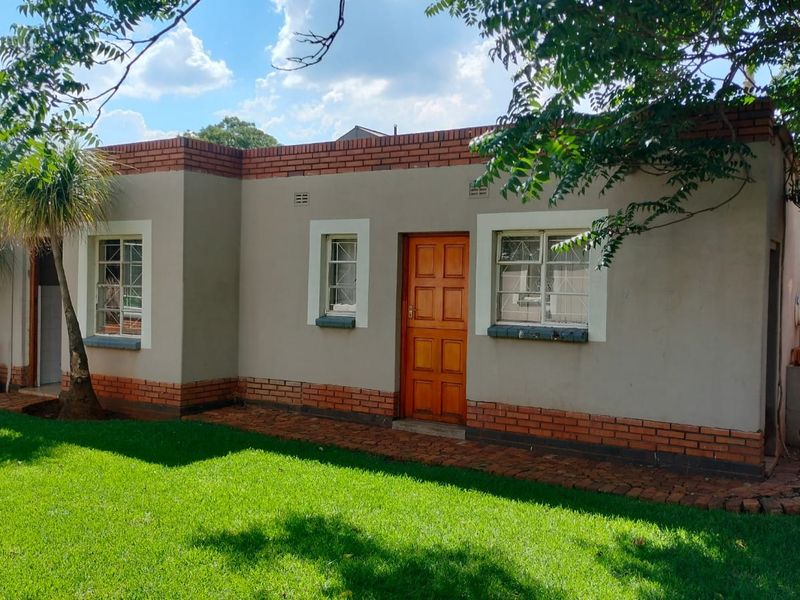 Exceptional Family Home with Granny Flat & Outstanding Extras - Photo 3