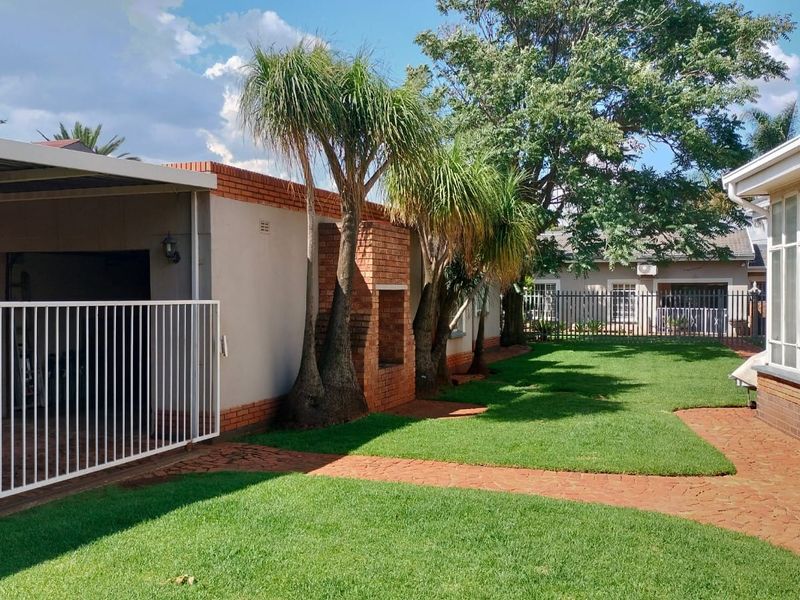 Exceptional Family Home with Granny Flat & Outstanding Extras - Photo 4