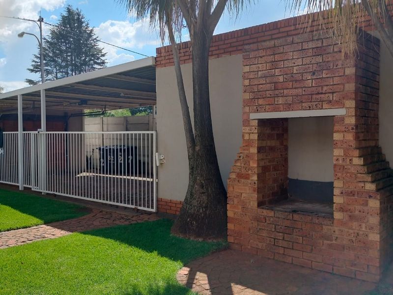 Exceptional Family Home with Granny Flat & Outstanding Extras - Photo 5