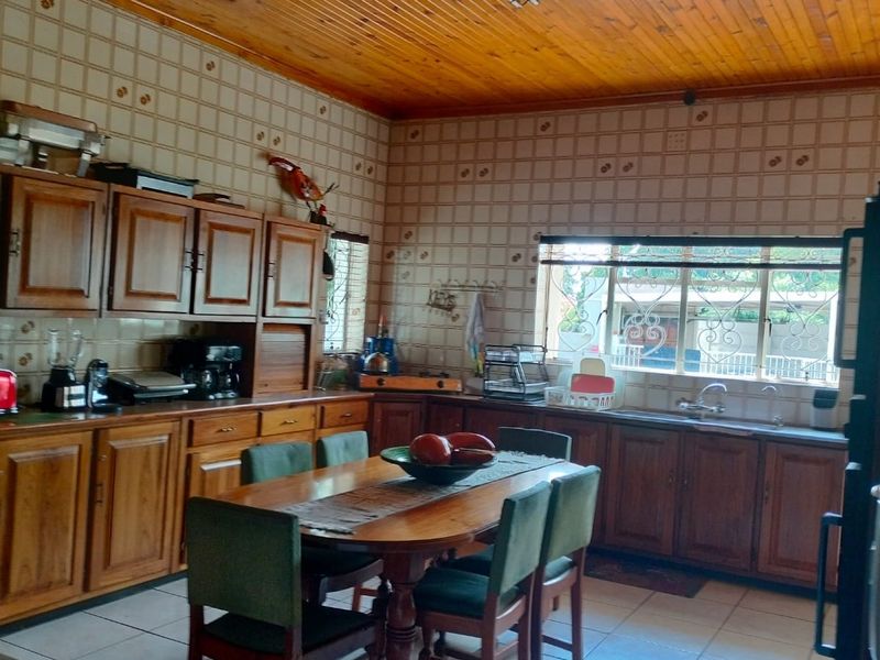 Exceptional Family Home with Granny Flat & Outstanding Extras - Photo 10