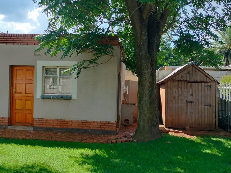 Exceptional Family Home with Granny Flat & Outstanding Extras - Photo 6