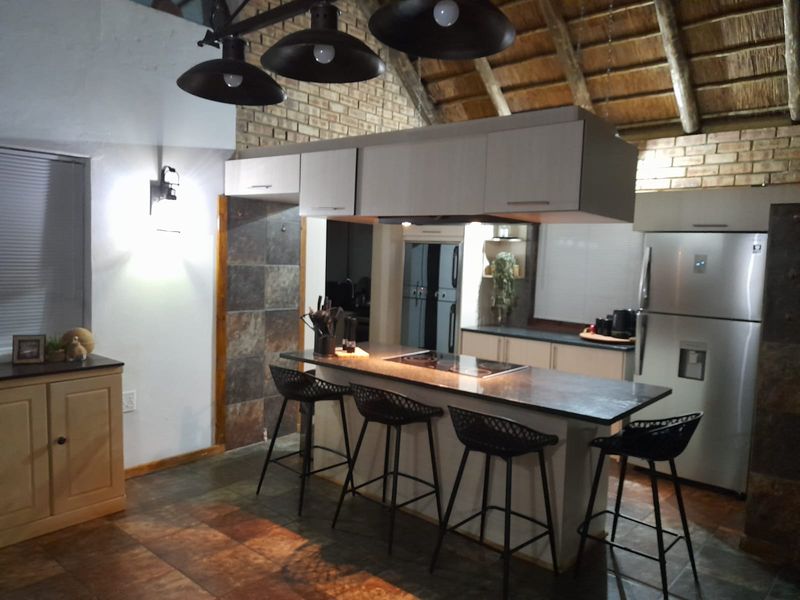 !Elegant Oasis Awaits!  !Discover serenity in this stunning property! - Photo 2