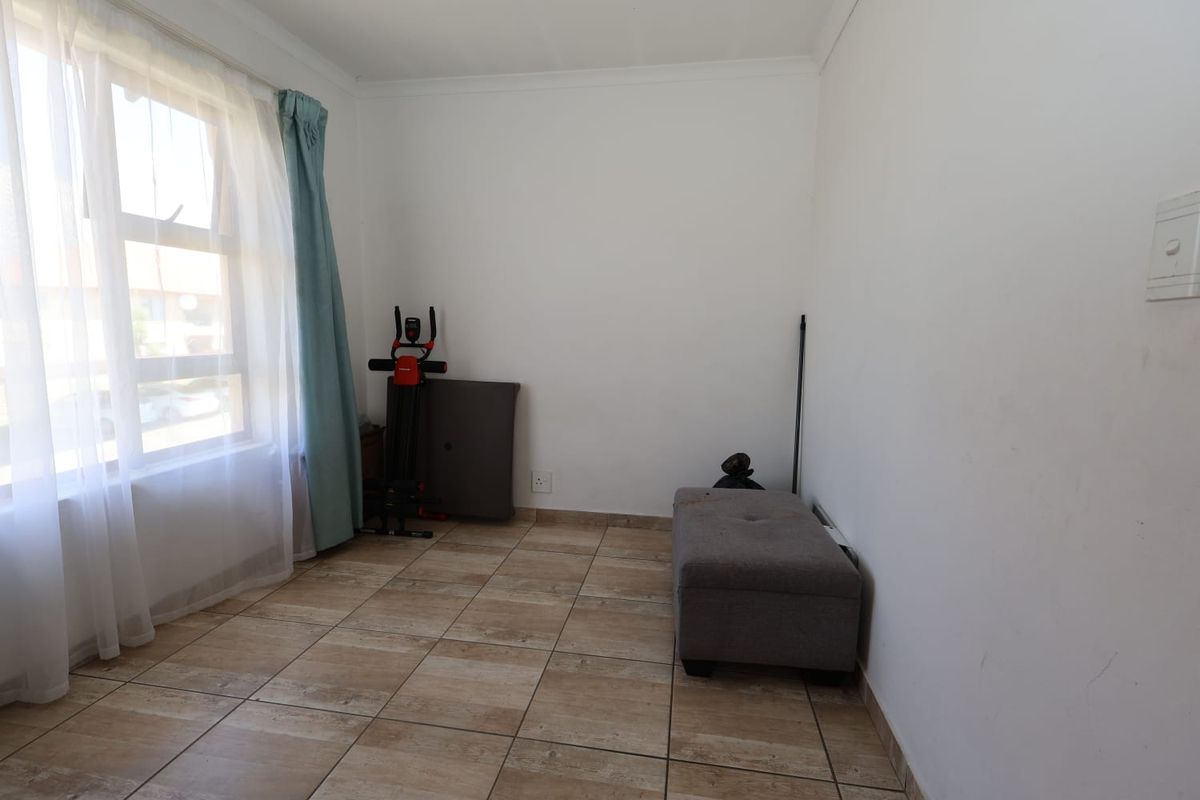 Neat & Secure 1st Floor Sectional Title – Perfect Starter or Investment Opportunity! - Photo 4