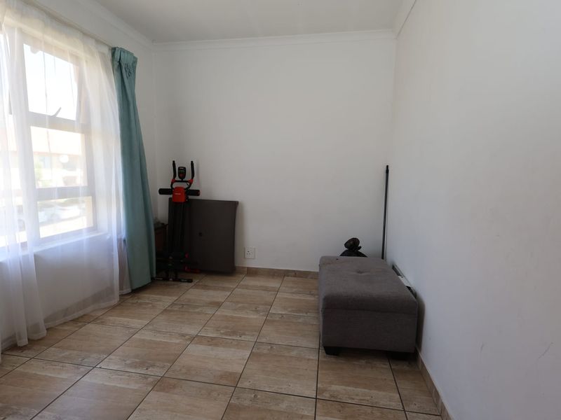 Neat & Secure 1st Floor Sectional Title – Perfect Starter or Investment Opportunity! - Photo 4