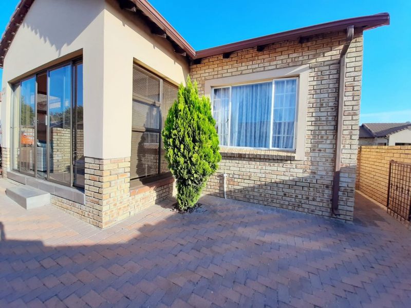 Facebrick townhouse to let in popular complex - Photo 1