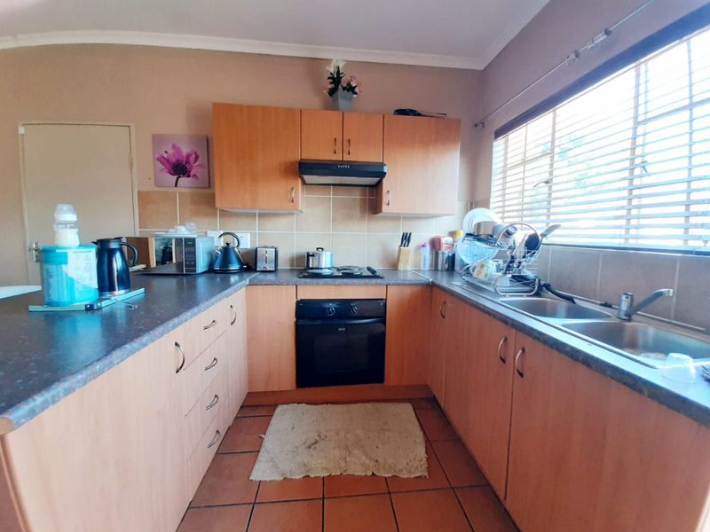 Facebrick townhouse to let in popular complex - Photo 10