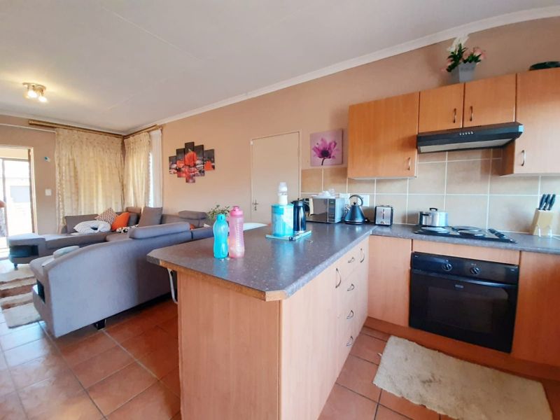 Facebrick townhouse to let in popular complex - Photo 9