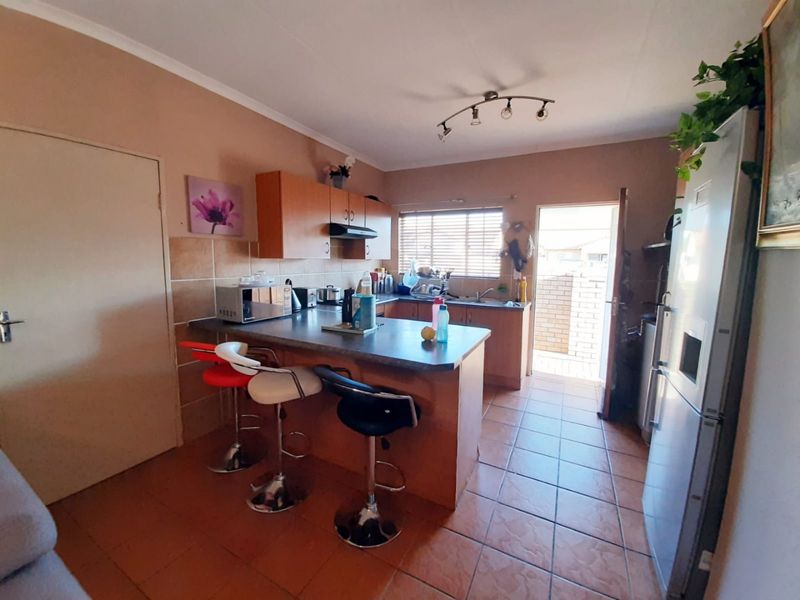 Facebrick townhouse to let in popular complex - Photo 8