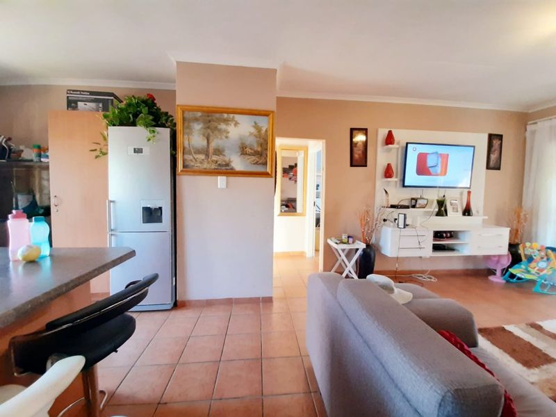 Facebrick townhouse to let in popular complex - Photo 7
