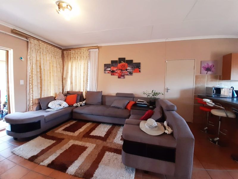 Facebrick townhouse to let in popular complex - Photo 6