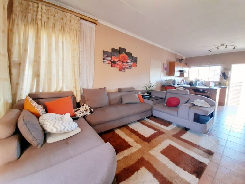 Facebrick townhouse to let in popular complex - Photo 5
