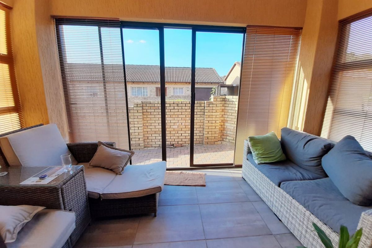 Facebrick townhouse to let in popular complex - Photo 4