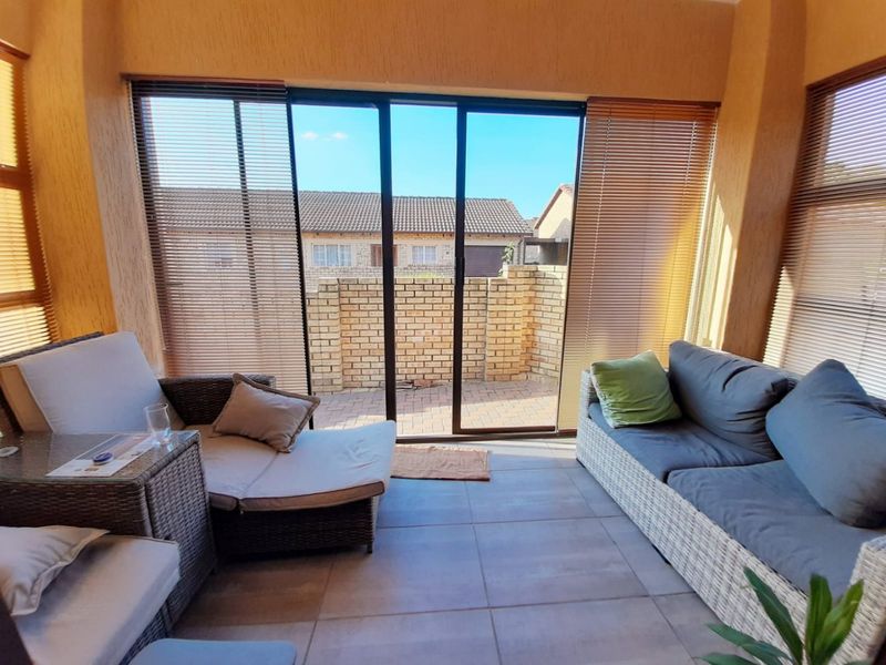 Facebrick townhouse to let in popular complex - Photo 4