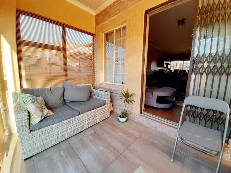 Facebrick townhouse to let in popular complex - Photo 2