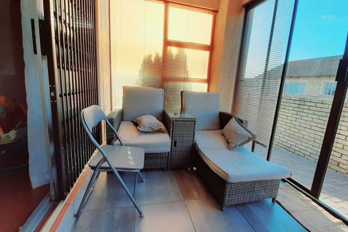 Facebrick townhouse to let in popular complex - Photo 3