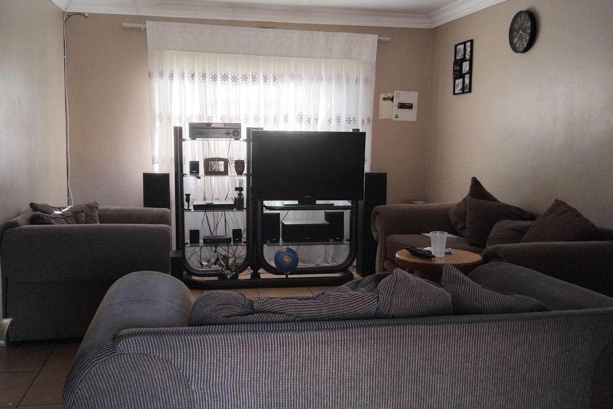 Spacious 3 Bedroom Family Home with Flatlet - Photo 2