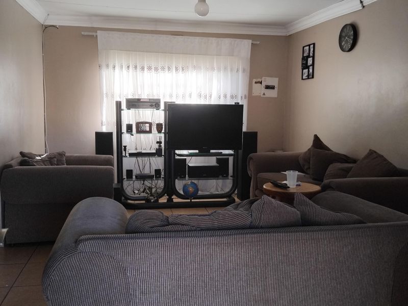 Spacious 3 Bedroom Family Home with Flatlet - Photo 2