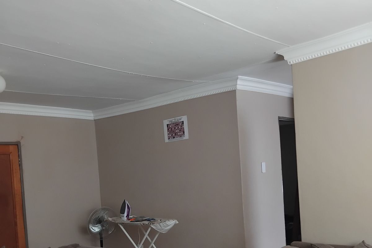 Spacious 3 Bedroom Family Home with Flatlet - Photo 3