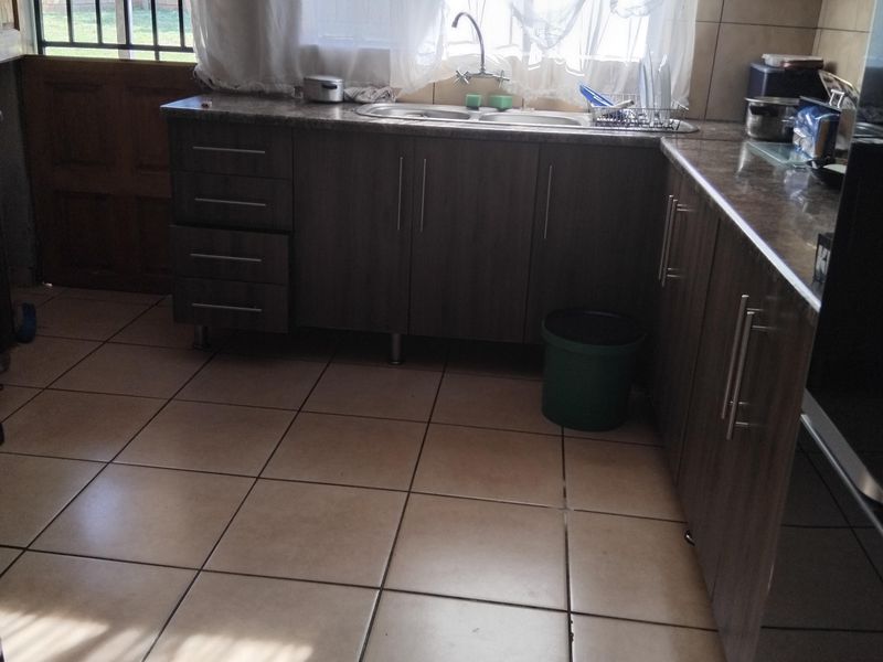 Spacious 3 Bedroom Family Home with Flatlet - Photo 9