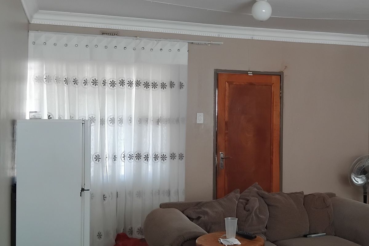 Spacious 3 Bedroom Family Home with Flatlet - Photo 4