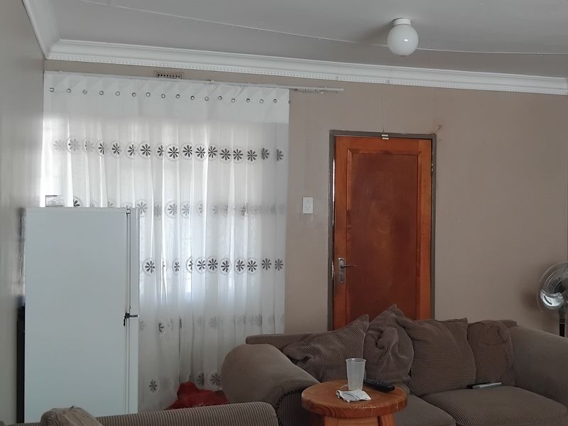 Spacious 3 Bedroom Family Home with Flatlet - Photo 4