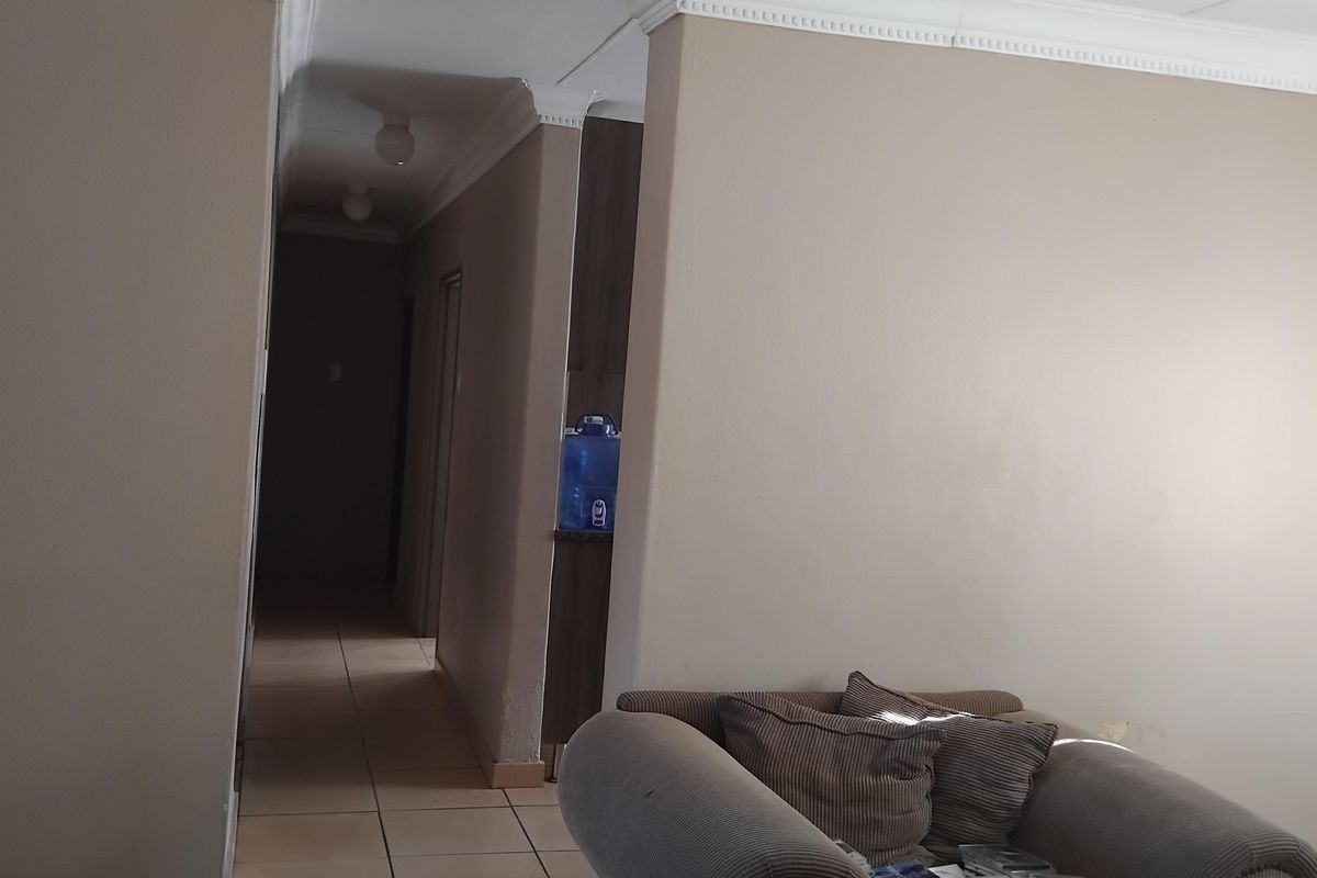 Spacious 3 Bedroom Family Home with Flatlet - Photo 5