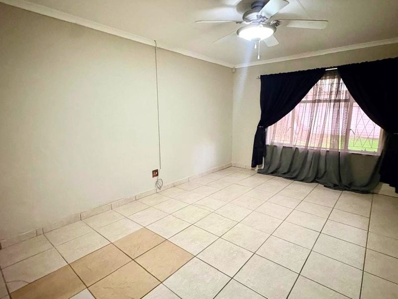 Solid Face-Brick Home with 2-Bedroom Flat – Practical Living with Extra Space - Photo 10