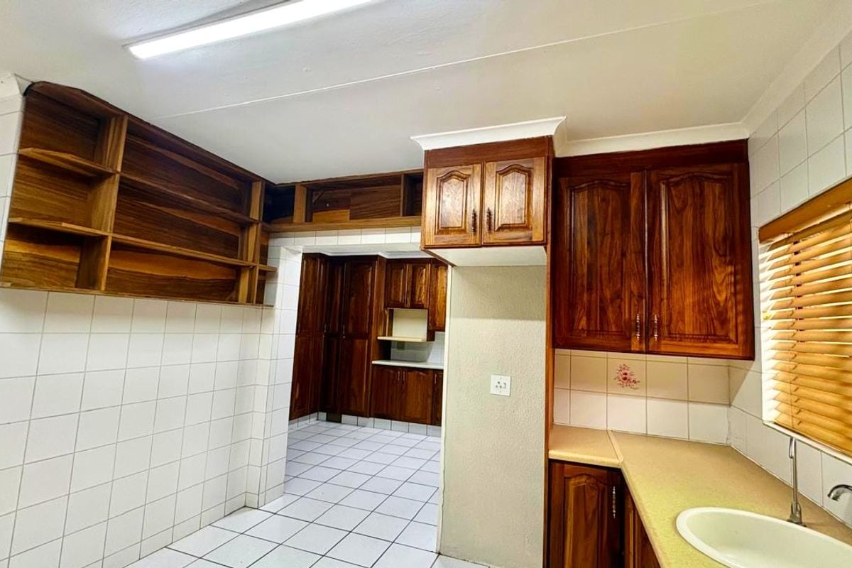 Solid Face-Brick Home with 2-Bedroom Flat – Practical Living with Extra Space - Photo 5