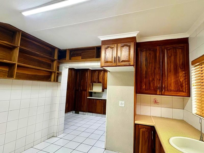 Solid Face-Brick Home with 2-Bedroom Flat – Practical Living with Extra Space - Photo 5