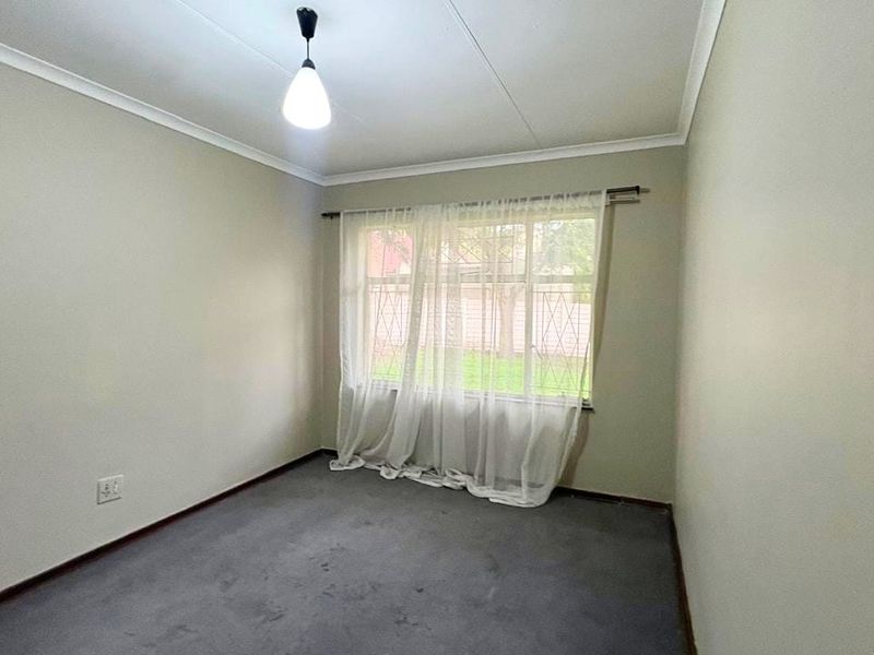 Solid Face-Brick Home with 2-Bedroom Flat – Practical Living with Extra Space - Photo 8